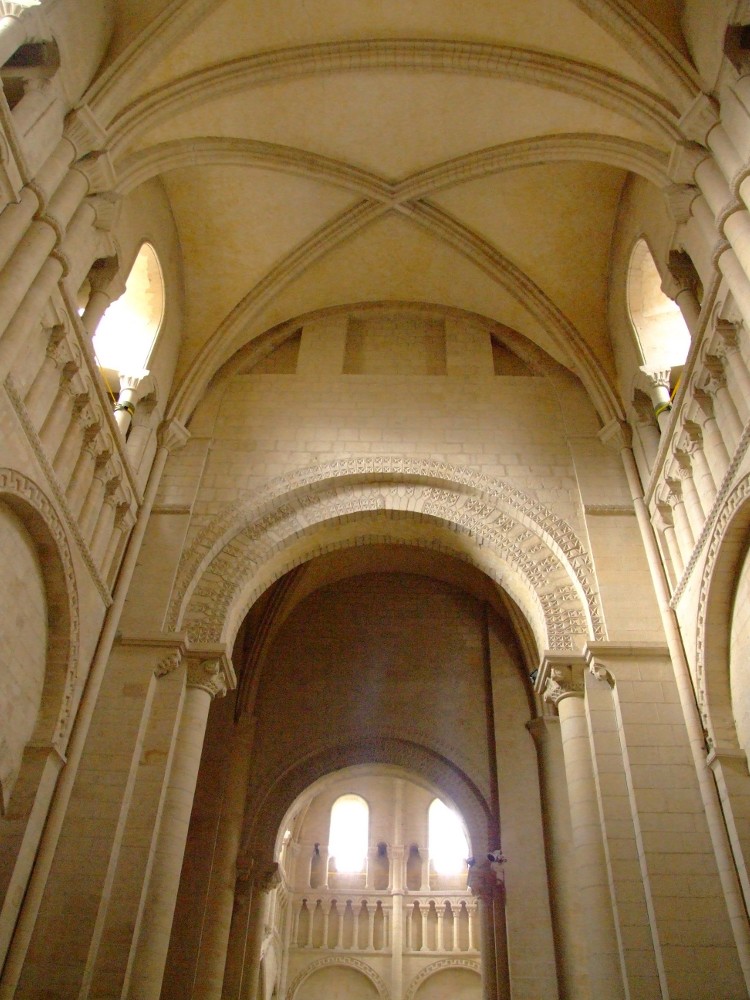abbatiale Sainte-Trinité à Caen (14) les arcs séparant les transepts nord et sud de la croisée sont curieusement bas et leur décor semble plus ancien