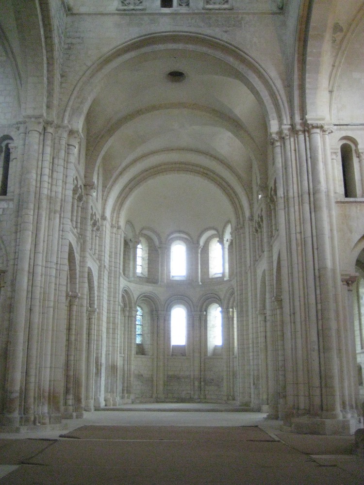 paroissiale Saint-Nicolas à Caen (14) consacré en 1083, le choeur à grandes fenêtres ressemble à celui de l'Abbaye aux Dames