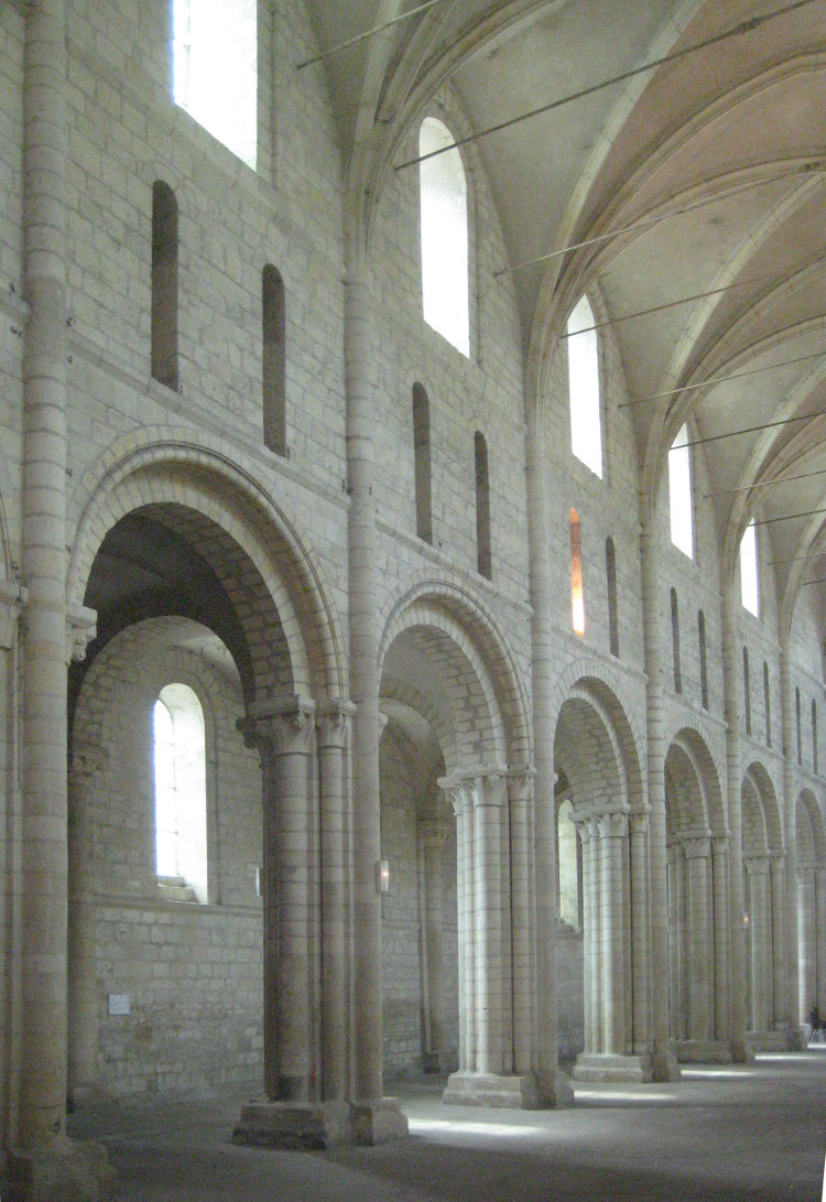 paroissiale Saint-Nicolas à Caen (14) la nef romane était initialement charpentée, les voûtes sur croisées d'ogives d'un beau gothique flamboyant sont maintenues par des tirants métalliques