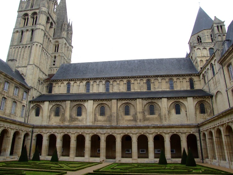 abbatiale Saint-Etienne à Caen (14) le flanc sud de l'abbatiale domine le cloître qui a été repris au XVIIe s. à gauche les tours de façade occidentale, à droite la tour-lanterne de la croisée de transept