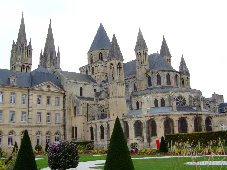abbatiale Saint-Etienne à Caen (14) à l'Est du transept et la croisée de transept romans, le chevet à déambulatoire a été reconstruit de 1180 à 1230 et offre une physionomie gothique