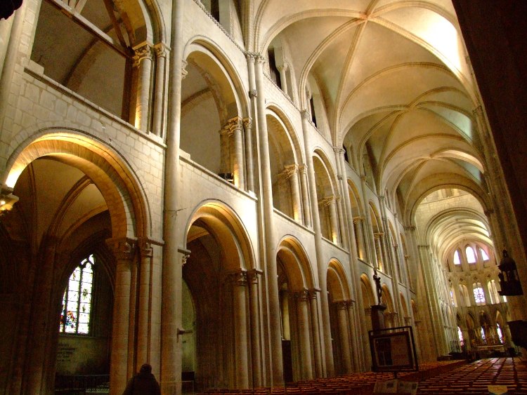 abbatiale Saint-Etienne à Caen (14) la nef montre une élévation simple de grandes arcades, tribunes et fenêtres hautes, sans triforium