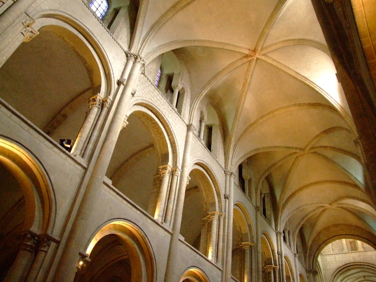 abbatiale Saint-Etienne à Caen (14) la nef couverte de voûtes d'arêtes sexpartites sur croisées d'ogives motivant l'alternance piles fortes / piles faibles des grandes arcades