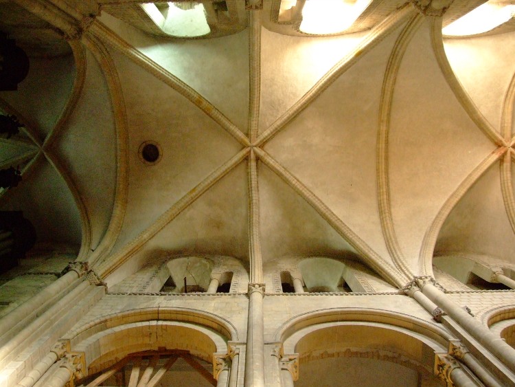 abbatiale Saint-Etienne à Caen (14) la nef couverte de voûtes d'arêtes sexpartites sur croisées d'ogives motivant l'alternance piles fortes / piles faibles des grandes arcades