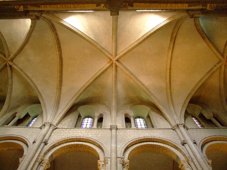 abbatiale Saint-Etienne à Caen (14) l'alternance piles fortes / piles faibles de la nef