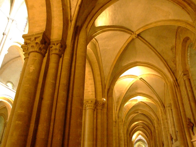 abbatiale Saint-Etienne à Caen (14) le voûtement des bas-côtés a été repris en gothique flamboyant