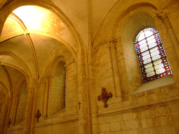 abbatiale Saint-Etienne à Caen (14) le voûtement des bas-côtés a été repris en gothique flamboyant, très différent des dispositions romanes du mur et des fenêtres basses
