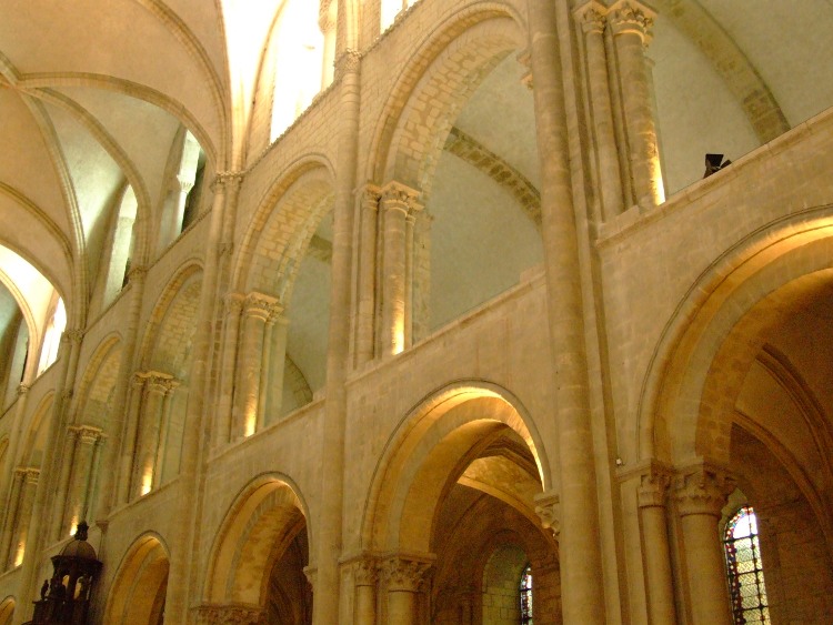 abbatiale Saint-Etienne à Caen (14) le voûtement des tribunes en demi-berceau contrebute les poussées des voûtes de la nef notamment par les arcs-doubleaux