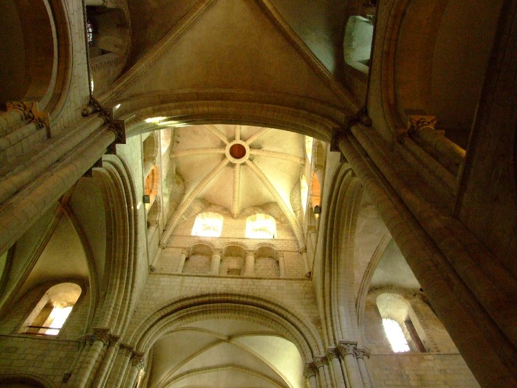 abbatiale Saint-Etienne à Caen (14) le voûtement octopartite de la croisée de transept remplace une coupole sur écoinçons