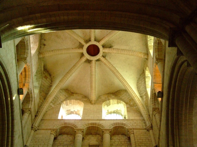 abbatiale Saint-Etienne à Caen (14) le voûtement octopartite de la croisée de transept remplace une coupole sur écoinçons