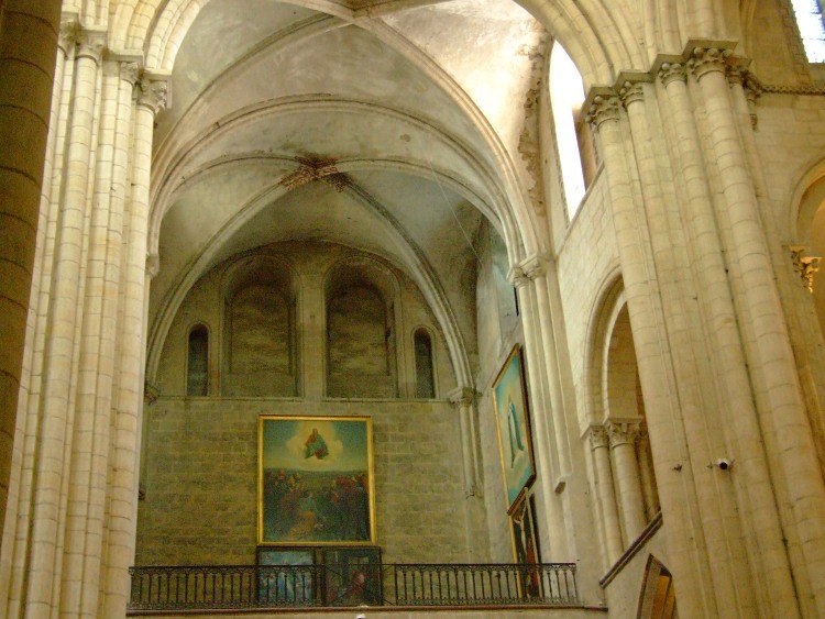 abbatiale Saint-Etienne à Caen (14) les dispositions quadripartites des voûtes du transept nord vues depuis la croisée de transept