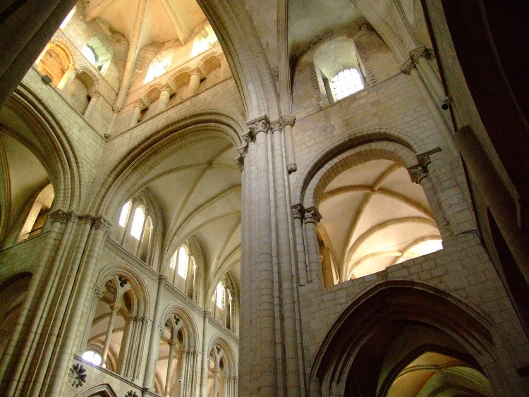 abbatiale Saint-Etienne à Caen (14) les dispositions quadripartites des travées de choeur vues depuis la croisée de transept