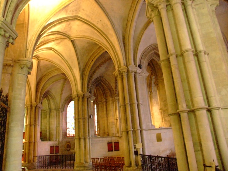 abbatiale Saint-Etienne à Caen (14) le déambulatoire et les chapelles rayonnantes sont couverts de voûtes d'arêtes de sections brisées alors que les ogives sont en plein cintre