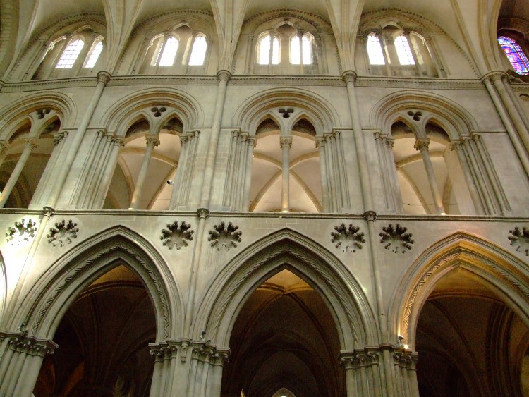 abbatiale Saint-Etienne à Caen (14) l'élévation intérieure des travées de choeur montre des profils en tiers-point sous des arcs plein-cintre qui sont donc encore utilisés au XIIIe siècle