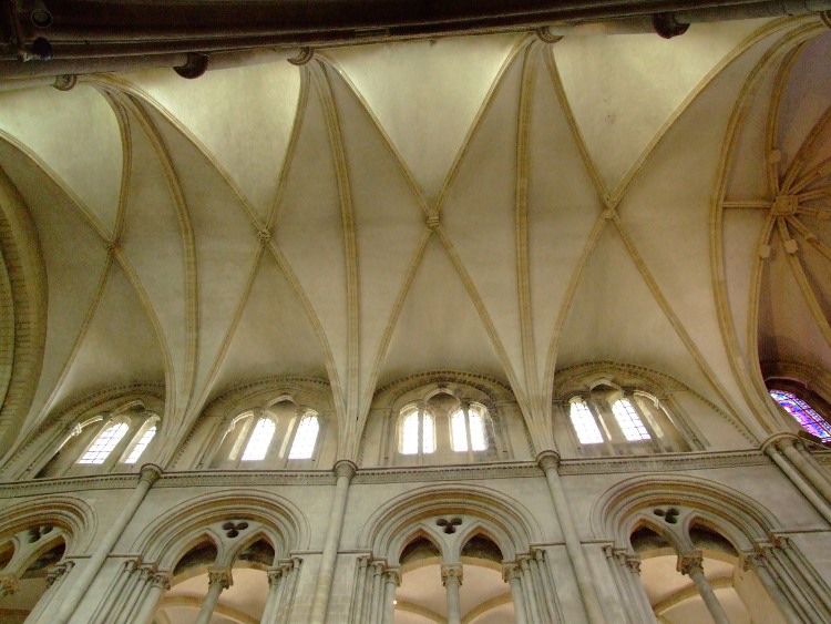 abbatiale Saint-Etienne à Caen (14) le voûtement des travées de choeur montre des croisées d'ogives quadripartites très barlongues, c'est-à-dire beaucoup plus larges que profondes, reprenant en cela les piles de la première construction de Guillaume dédicacée en 1066