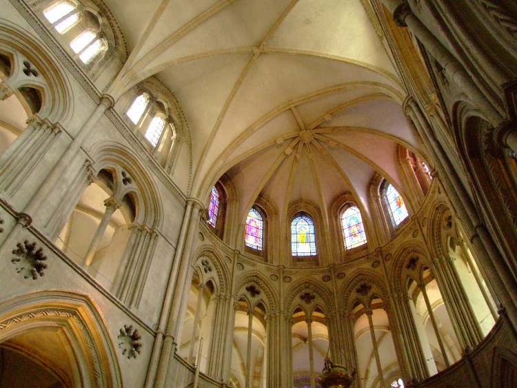 abbatiale Saint-Etienne à Caen (14) le choeur et son abside axiale sont d'une grande élégance