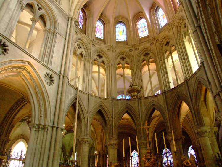 abbatiale Saint-Etienne à Caen (14) le choeur, son abside axiale et sa tribune sont d'une grande transparence