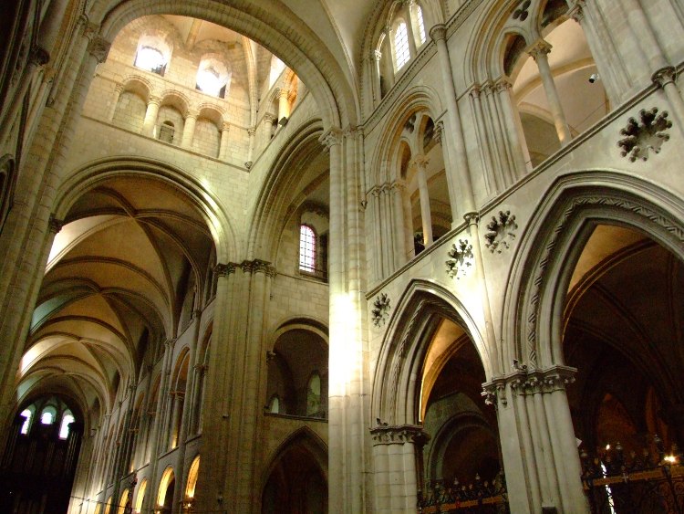 abbatiale Saint-Etienne à Caen (14) vue d'ensemble depuis le choeur lumineux vers la nef, plus sombre