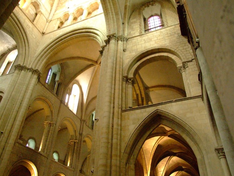 abbatiale Saint-Etienne à Caen (14) la section du voûtement en demi-berceau des tribunes, avec les arcs-doubleaux de renfort au droit des piles recevant les ogives