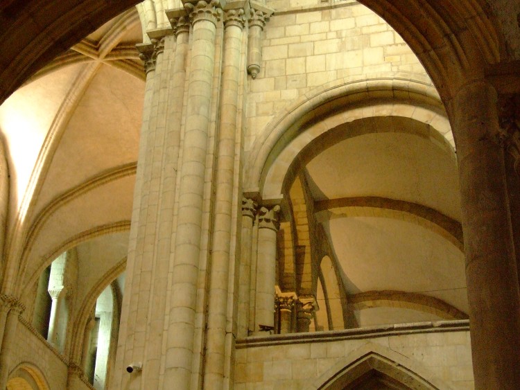 abbatiale Saint-Etienne à Caen (14) la section du voûtement en demi-berceau des tribunes, avec les arcs-doubleaux de renfort au droit des piles recevant les ogives