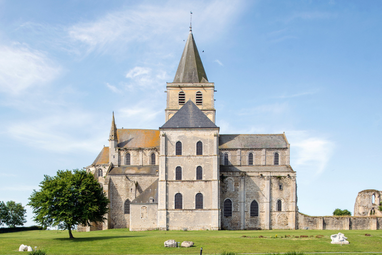 abbatiale Saint-Vigor de Cerisy (50) le flanc nord de l'abbatiale : à droite les vestiges des travées manquantes - photo Stéphane Mahot