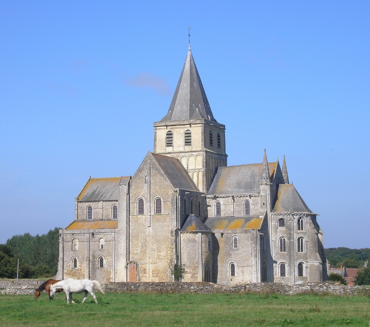 abbatiale Saint-Vigor de Cerisy (50) le flanc sud de l'abbatiale : à gauche les vestiges des travées manquantes