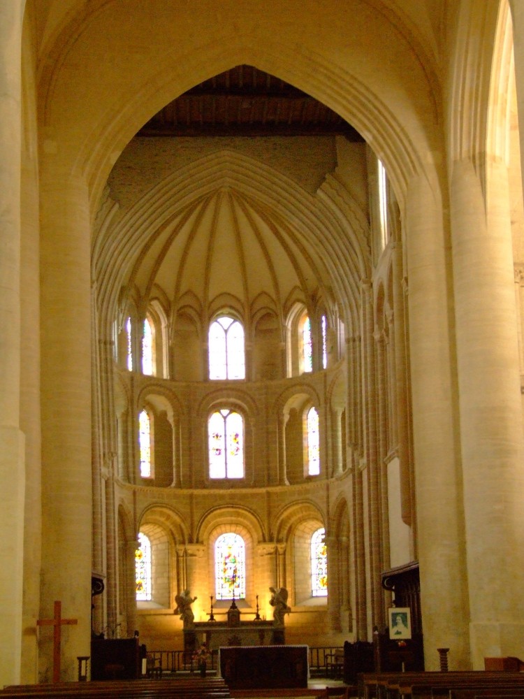 abbatiale Saint-Vigor de Cerisy (50) les fenêtres romanes du choeur sous le voûtement nervuré du XIIIe siècle