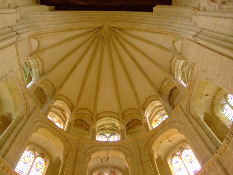 abbatiale Saint-Vigor de Cerisy (50) les fenêtres romanes du choeur sous le voûtement nervuré du XIIIe siècle