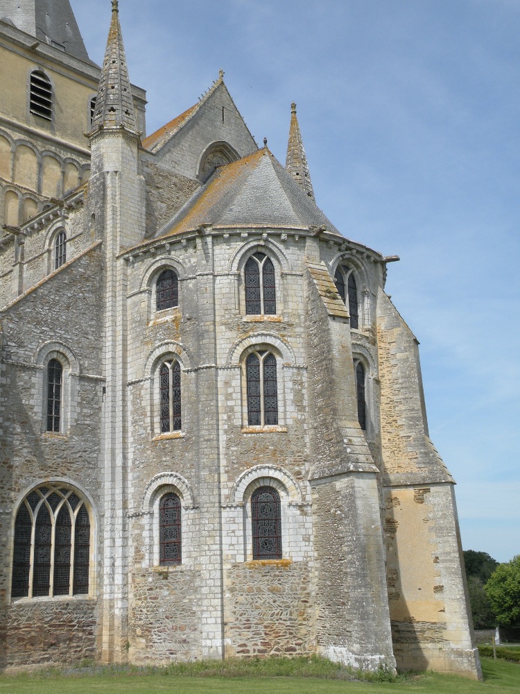 abbatiale Saint-Vigor de Cerisy (50) à l'extérieur, les fenêtres romanes du chevet ont été conservées sur les trois niveaux jusqu'à la corniche à modillons romans, entre les gros contreforts plus récents