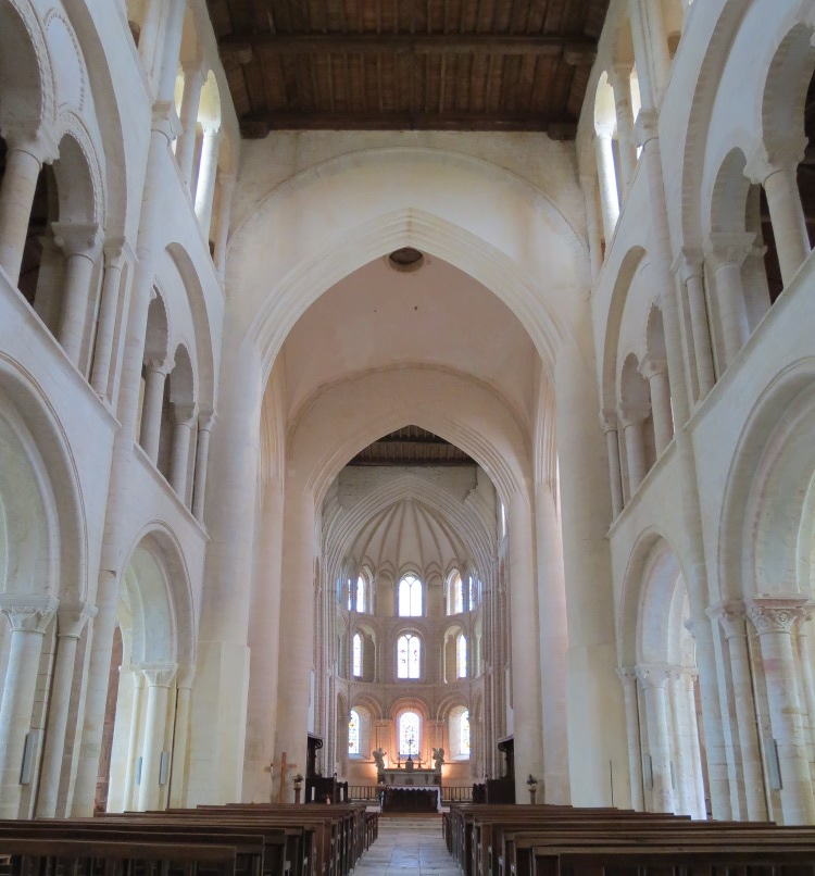 abbatiale Saint-Vigor de Cerisy (50) élévation de la nef à tribunes charpentées sur bas-côtés voûtés d'arêtes