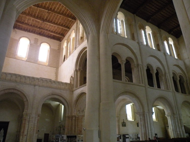 abbatiale Saint-Vigor de Cerisy (50) élévation de la nef à tribunes charpentées sur bas-côtés voûtés d'arêtes