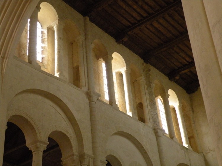abbatiale Saint-Vigor de Cerisy (50) les fenêtres hautes sont parcourues d'une galerie d'entretien dans l'épaisseur du mur
