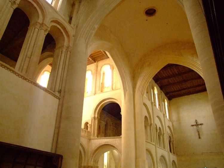 abbatiale Saint-Vigor de Cerisy (50) les tribunes des travées de choeur montrent des ouvertures différentes de celles de la nef, ici côté sud