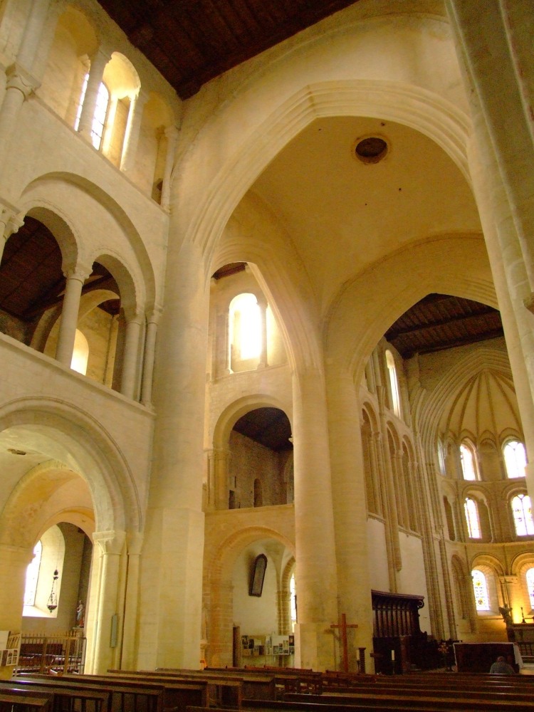 abbatiale Saint-Vigor de Cerisy (50) les tribunes des travées de choeur montrent des ouvertures différentes de celles de la nef, ici côté nord