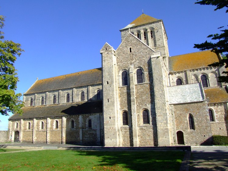 abbatiale Sainte-Trinité de Lessay (50) vue générale du flanc sud qui montre un beau faciès roman