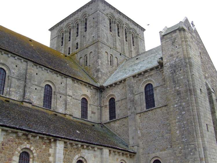abbatiale Sainte-Trinité de Lessay (50) vue générale du flanc sud qui montre un beau faciès roman
