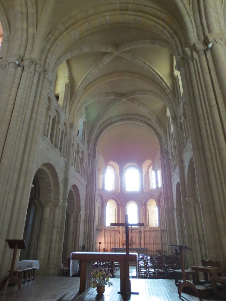 abbatiale Sainte-Trinité de Lessay (50) le choeur où fut inhummé Eudes au Capel en janvier 1098
