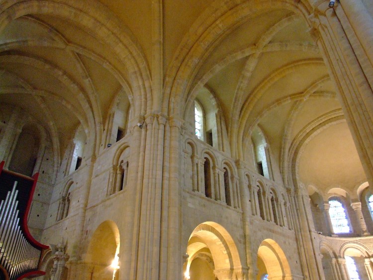 abbatiale Sainte-Trinité de Lessay (50) les murs d'Eudes au Capel, avec la galerie de triforium et les fenêtre hautes avec galerie de circulation