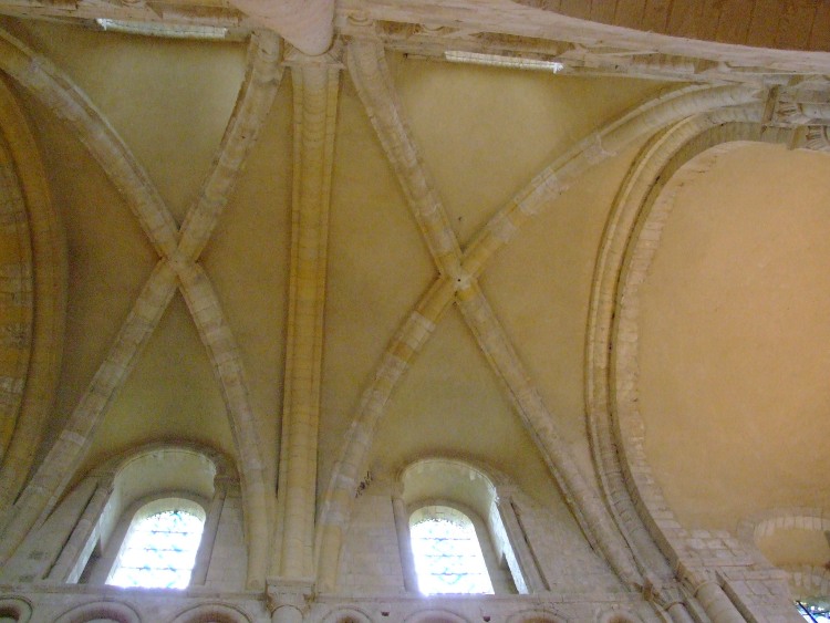 abbatiale Sainte-Trinité de Lessay (50) les voûtes sur croisées d'ogives d'Eudes au Capel, avec les fenêtre hautes