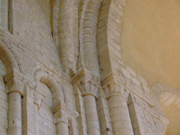 abbatiale Sainte-Trinité de Lessay (50) l'ancrage des croisées d'ogives d'Eudes au Capel sur la corniche et l'arc doubleau du cul-de-four de l'abside axiale