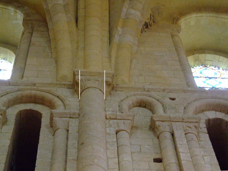 abbatiale Sainte-Trinité de Lessay (50) l'ancrage des croisées d'ogives d'Eudes au Capel sur la corniche et l'arc doubleau entre les deux travées droites du choeur