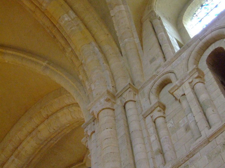 abbatiale Sainte-Trinité de Lessay (50) l'ancrage des croisées d'ogives d'Eudes au Capel sur la corniche à la croisée de transept