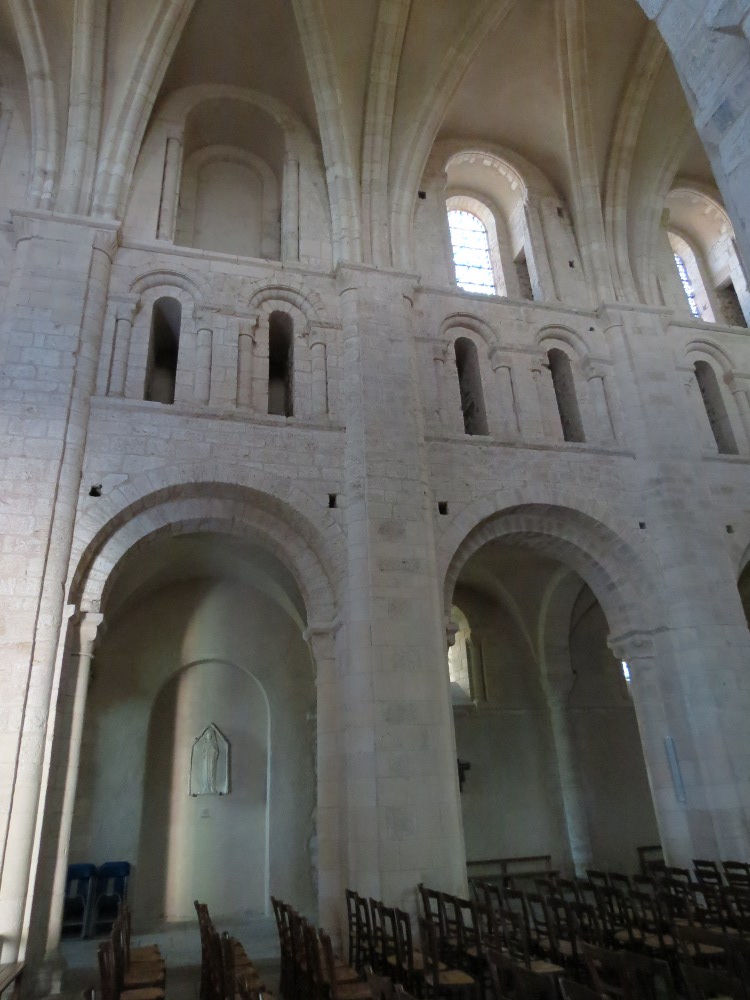 abbatiale Sainte-Trinité de Lessay (50) les trois niveaux de l'élévation intérieure de la nef dans les cinq travées occidentales : un arrangement bien mieux maîtrisé des arcs-doubleaux encadrés par les ogives au droit des piliers élargis