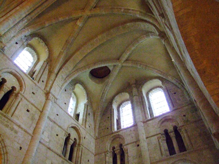 abbatiale Sainte-Trinité de Lessay (50) le voûtement sur croisées d'ogives du transept sud