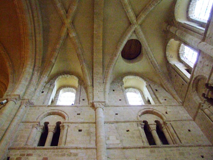 abbatiale Sainte-Trinité de Lessay (50) le voûtement sur croisées d'ogives du transept sud
