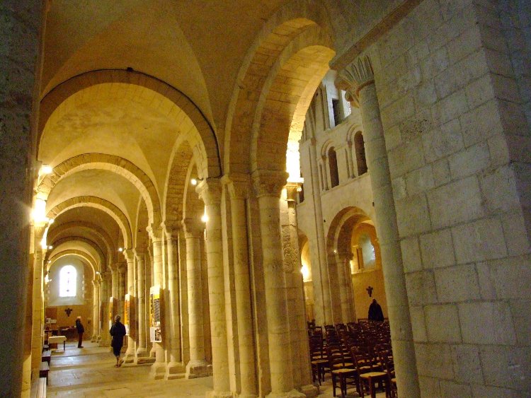abbatiale Sainte-Trinité de Lessay (50) le bas-côté sud vu vers l'Ouest
