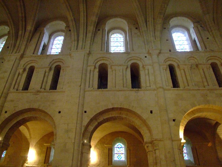 abbatiale Sainte-Trinité de Lessay (50) le passage entre la première phase à droite et la deuxième phase à gauche