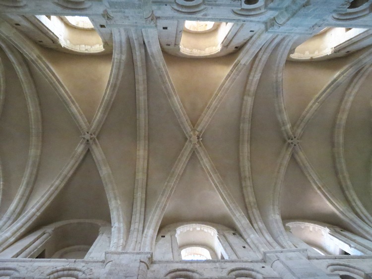 abbatiale Sainte-Trinité de Lessay (50) les croisées d'ogives de la deuxième phase sont achevées avant 1110