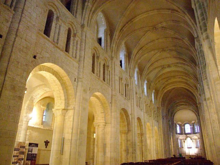 abbatiale Sainte-Trinité de Lessay (50) vue générale intérieure de l'abbatiale riche d'expérimentations