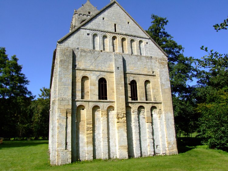 paroissiale Saint-Pierre de Thaon (14) le chevet plat est une survivance des usages carolingiens du Xe s. et le décor en méplat comme les arcs monolithes signalent le XIe siècle